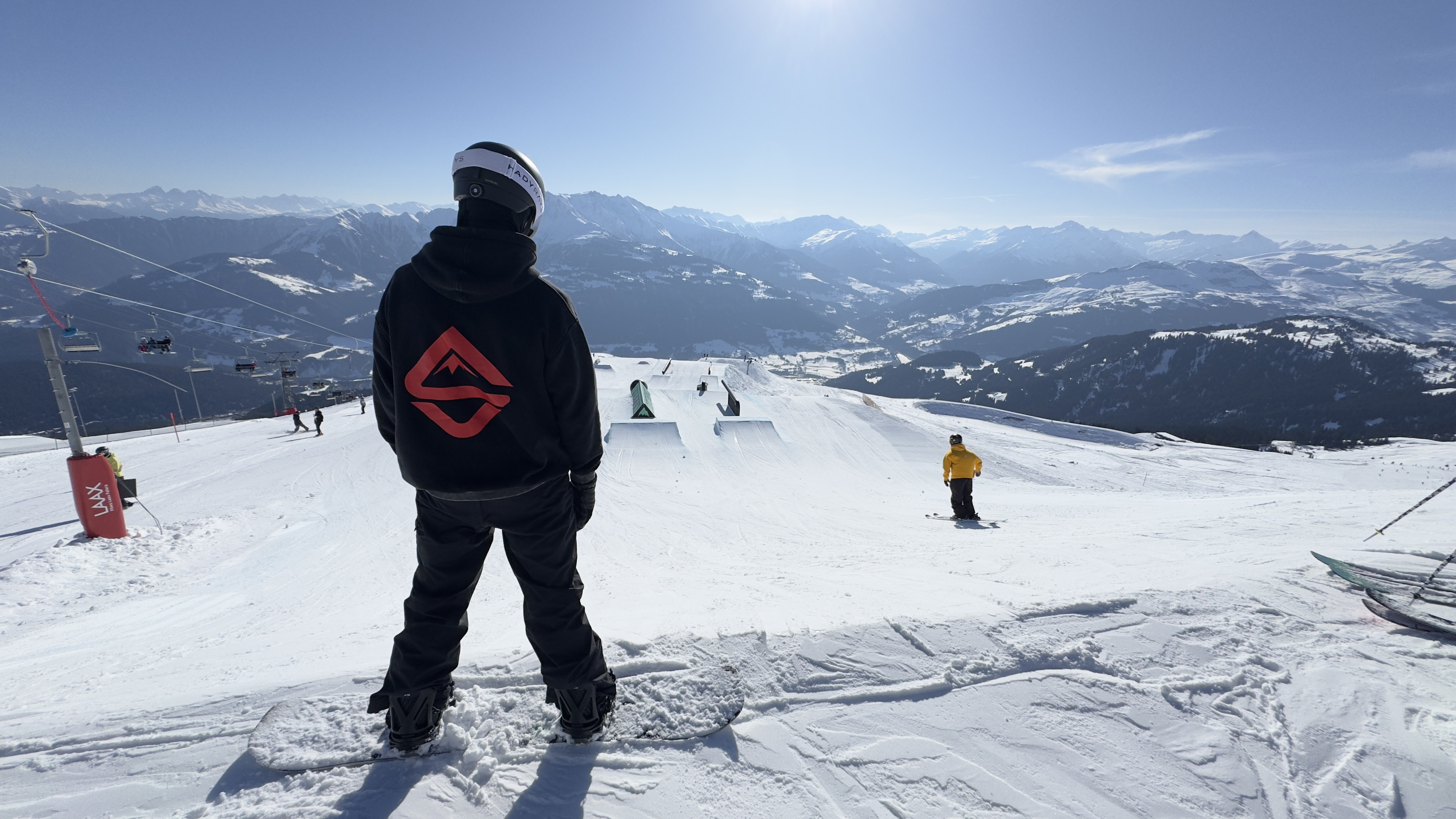 Riding de snowboard en montaña