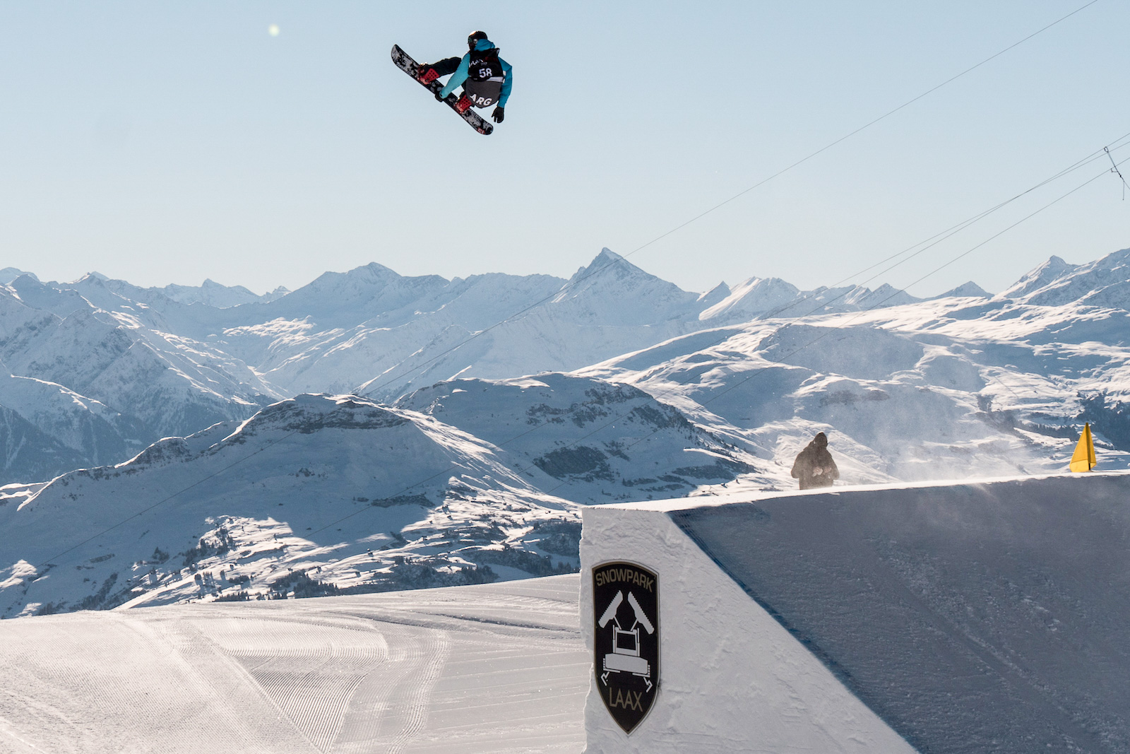Snowboarder realizando un salto en snowpark